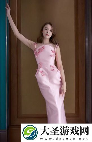 名媛直播APP下的秘密：网络红人们的真实生活曝光，网友：背后故事让人意想不到，惊喜不断！
