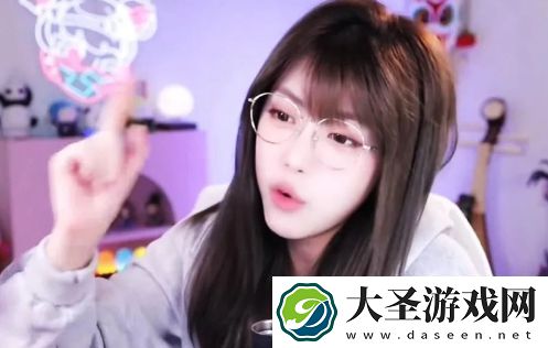 周淑怡直播对观众比手势称因为努力学习手指都弯了