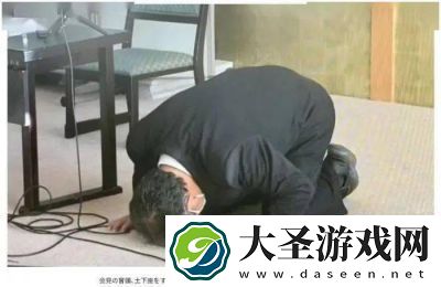 跪地迎接主人