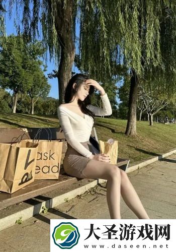 女性扒开大腿内侧小肚子痒