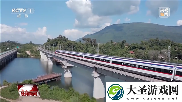 中老铁路首趟国际旅客列车发车