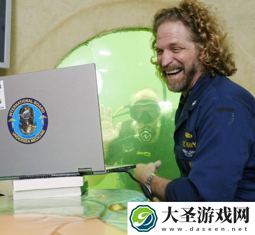 教授在水底生活100天
