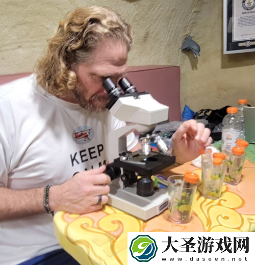 教授在水底生活100天