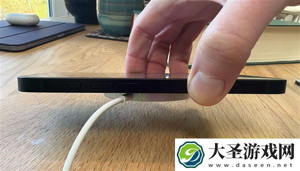 怪不得iP16不支持MagSafe充电！苹果一句话道出原因