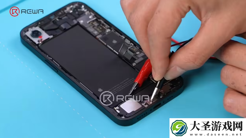 iPhone 16e 电池拆解